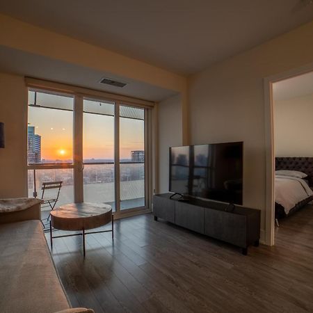 טורונטו Luxury Condo W/Mesmerizing Sunset Views & Free Parking מראה חיצוני תמונה