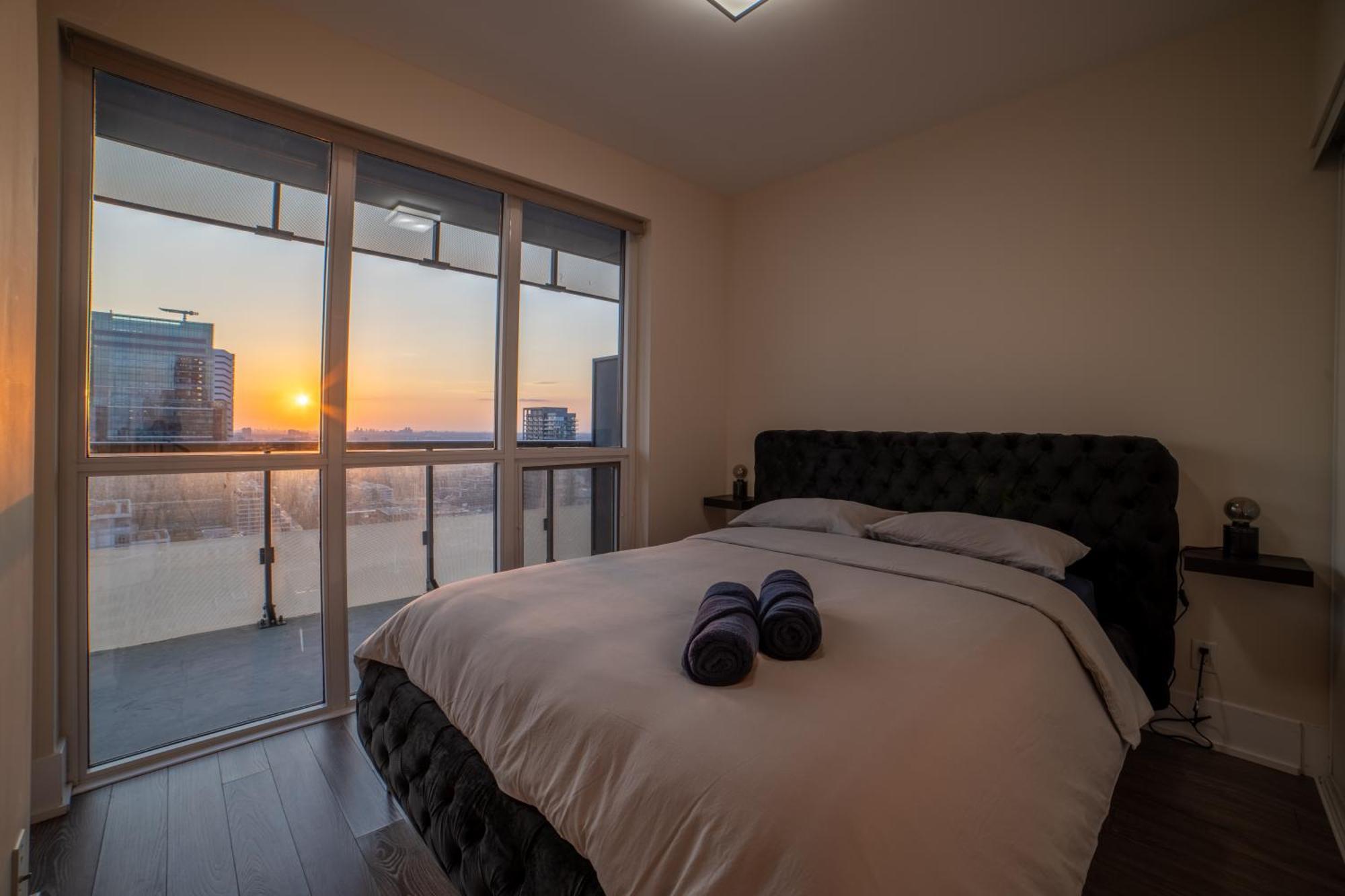 טורונטו Luxury Condo W/Mesmerizing Sunset Views & Free Parking מראה חיצוני תמונה